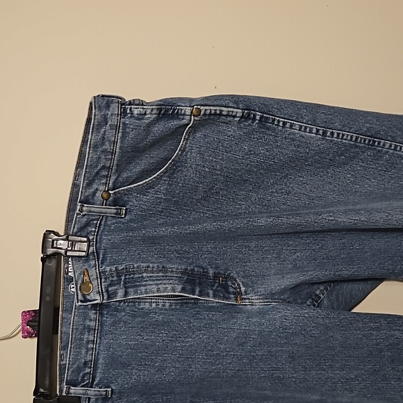Wrangler Mens 47  Regular advanced fit light wash jeans. - Picture 4 of 5